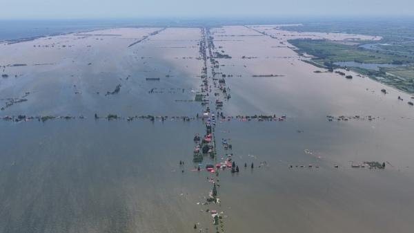 7月5日,湖南华容县洞庭湖决堤,房屋和农田被淹。(图片来源:Getty Images)