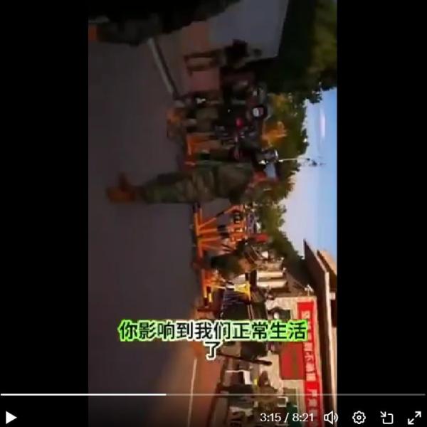 有家属拍照被军人遮挡、阻止。(图片来源:视频截图)