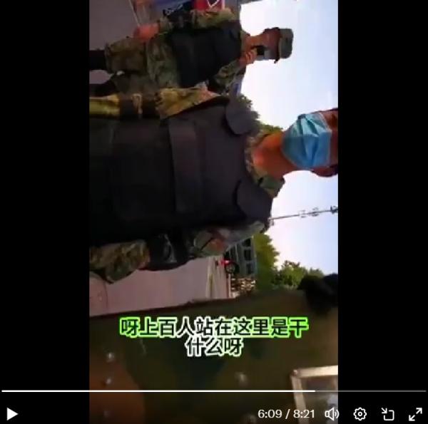 现场有上百名军人。(图片来源:视频截图)