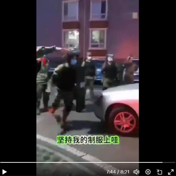 有军官下命令:坚决给我治服,上!(图片来源:视频截图)
