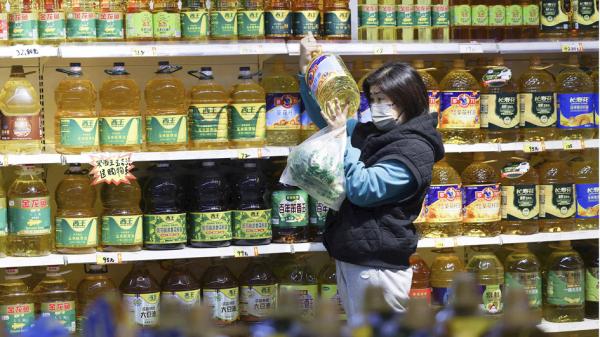 2022年10月9日,沈阳某超市内,顾客在购买食用油。(STR/AFP via Getty Images)
