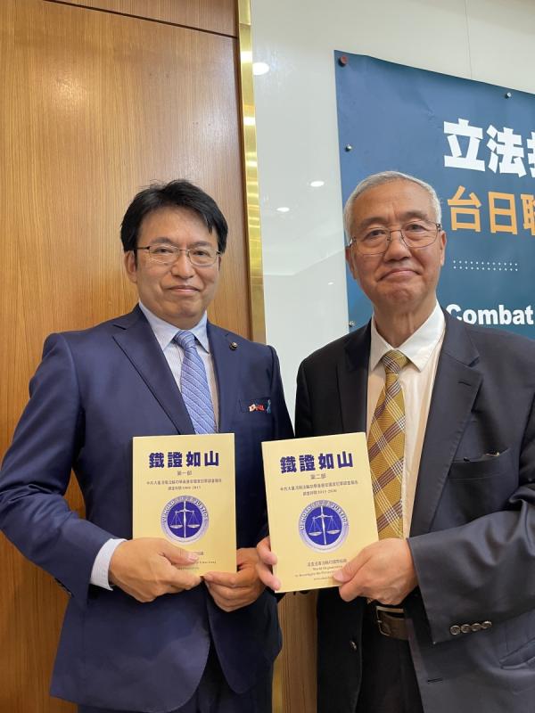 SMG Network会长丸山治长(左)与美国追查迫害法轮功国际组织主席汪志远医师 (右)合影。(摄影:黄净宇/看中国)