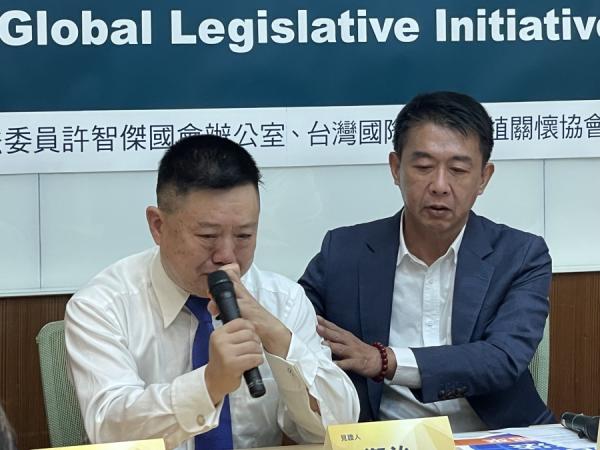 前沈阳陆军总院实习医师郑治陈述亲身见证的活摘器官残忍过程时,泪流满面。 (摄影:黄净宇/看中国)