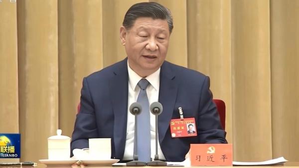 眼睛睁不开了,疲惫不堪憔悴不已的习近平,是否有中风征兆?(图片来源:视频截图)