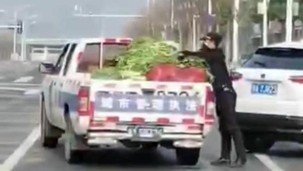 武汉城管拦抢救灾物资 (图片来源: 视频截图 推特)