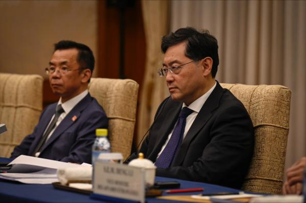 2023年4月5日,中国外交部长秦刚和法国外交部长凯瑟琳.科隆纳出席会议。