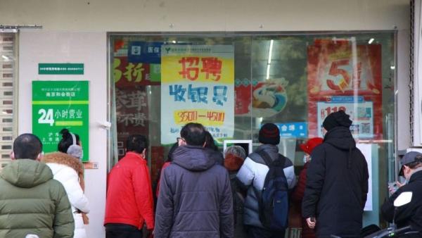 2022年12月20日COVID-19大流行期间,南京市一家药店挤满买药市民。(图片来源:Getty Images)