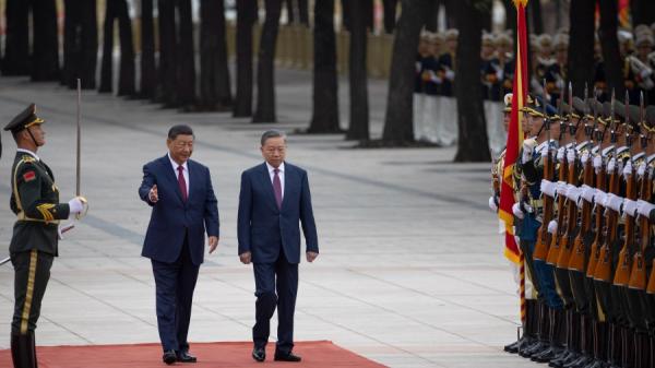 中国国家主席习近平星期一(8月19日)上午在北京迎接访华的越共总书记苏林。(图片来源:Pool/Getty Images)