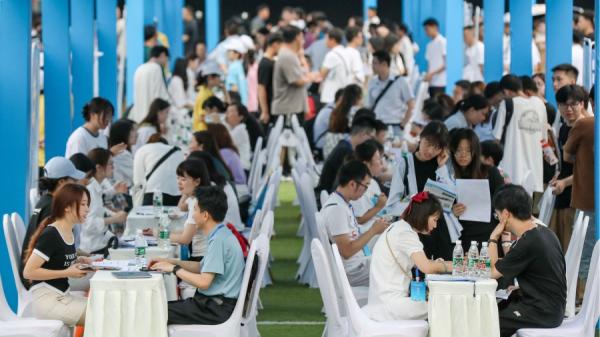 2023年6月14日,大学毕业生和年轻人正在中国西南部四川省宜宾参加招聘会。国家统计局 2023 年 6 月 15 日表示,随着新冠疫情后经济成长的井喷式消退,5 月中国青年失业率跃升至创纪录的 20.8%。 (CNS/AFP via Getty Images)