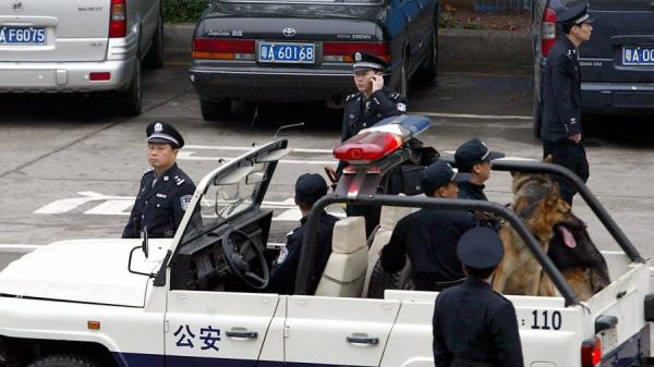 2005年4月17日,中国员警在广州天河体育场巡逻。(图片来源:STR/AFP via Getty Images)