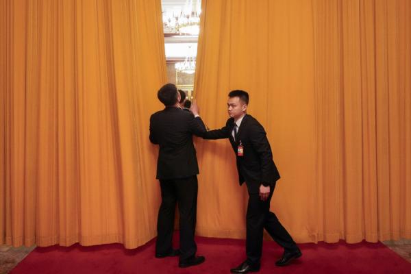 2024年4月26日,北京人民大会堂 (图片来源: MARK SCHIEFELBEIN/POOL/AFP via Getty Images)