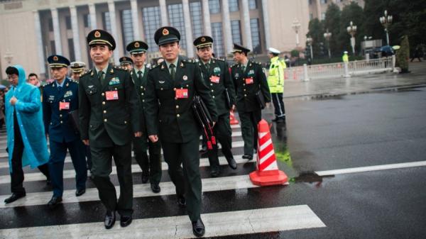 图为中共党魁习近平在北京召开的中国共产党第十九次代表大会上发表演说后,中国军队代表离去。(图片来源:FRED DUFOUR/AFP via Getty Image)