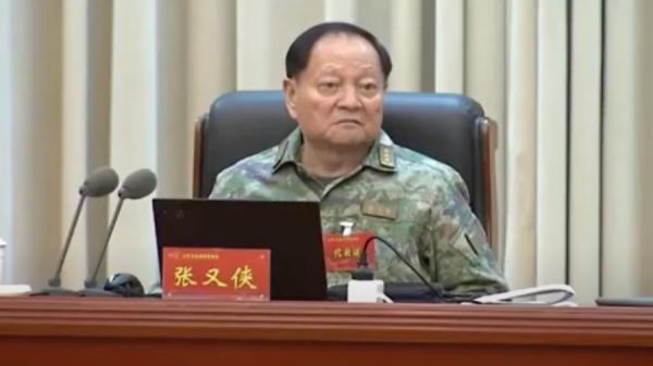 张又侠在台上发表讲话,表情强悍霸气。