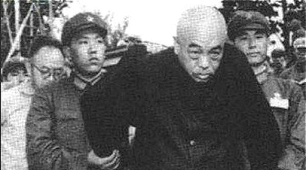毛泽东把自己世袭计划失败的一切都算在了彭德怀头上。图为彭德怀被批斗。(网络图片)