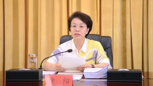 贵州省黔南州原州长钟阳因贪污落马,她包养58个男宠(图片来源:网络图片)