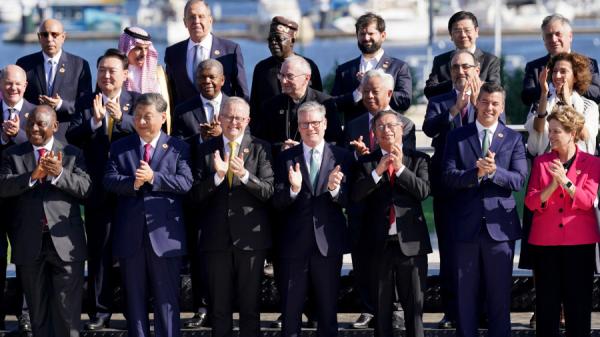 2024年11月18日:多国领导人在巴西里约热内卢现代艺术博物馆举行的 G20 峰会上合影。(图片来源:Getty Images图)