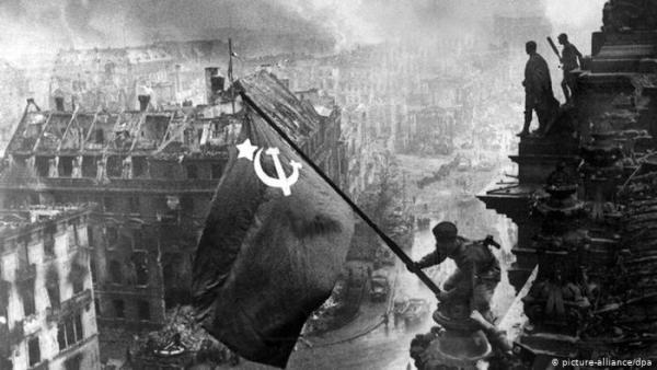 1945年,苏联红军在柏林的国会大厦升起了镰刀血旗。(图片来源: 网络图片 )