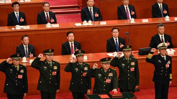 2023年3月11日在北京人民大会堂,新选的中共中央军事委员会副主席张又侠(前)在全国人民代表大会第四次全体会议上与当选中央军事委员会委员一起宣誓。