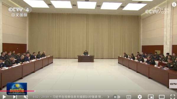 这次会议跟以往军方会议的座位编排有点“特别”，习近平没有像过去那样坐在主席台上发言