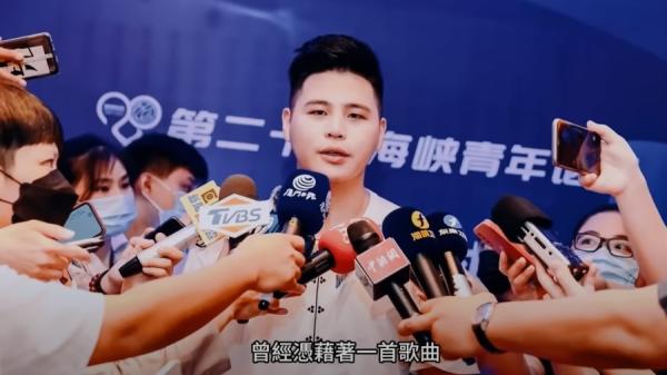 首位台湾跳反艺人、原中共统战样板网红陈柏源凭一首《中国老总》在中国和台湾红极一时,后来遭遇铁拳后觉醒,反过来揭露中共统战手法。(图片来源:视频截图)