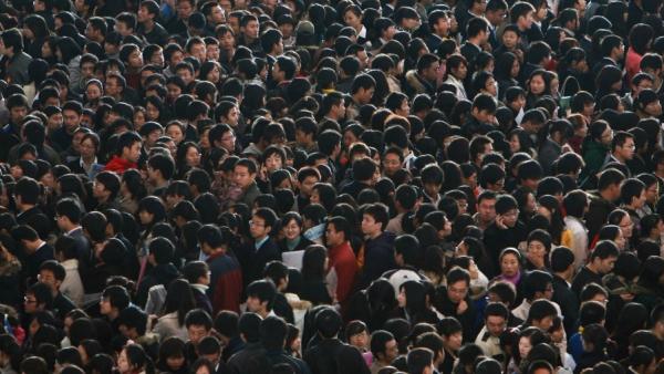 江苏南京一场招聘会上，大学毕业生人山人海。（图片来源：Getty Images）