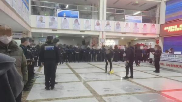 山东7岁男孩输液死亡,民众聚集大批警察清场。(图片来源:网络图片)