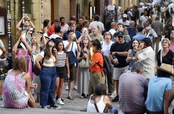 正在拍照的西班牙游客(ANDER GILLENEA/AFP via Getty Images)