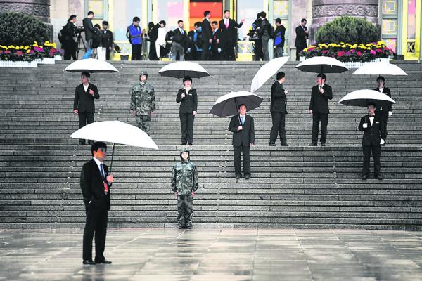 2017年10月18日,中共十九大会场外的士兵和安保人员。(GREG BAKER/AFP VIA /GETTY IMAGES)