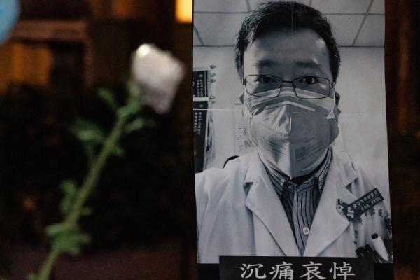 新冠疫情“吹哨人”李文亮医生去世3周年之际,全球各地华人相继举办集会悼念他。(图片来源:Anthony Kwan/Getty Images)
