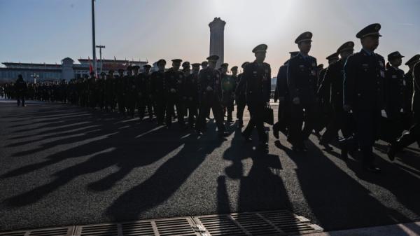 2024年3月8日,中国军队代表在中国北京人民大会堂出席全国人民代表大会第二次全体会议时排队。(图片来源:Kevin Frayer/Getty Images)