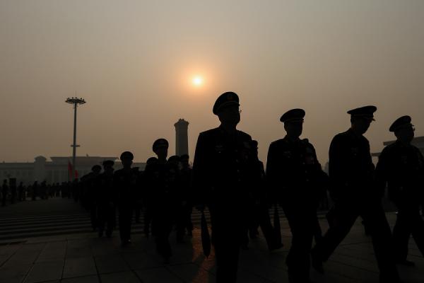 2016年3月16日,中共全国人民代表大会闭幕式前,中共军事代表抵达人民大会堂。(图片来源:Getty Images)
