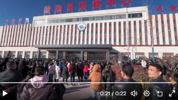 陕西蒲城职校17岁学生校内坠亡引发大量民众聚集抗议。(图片来源:视频截图)
