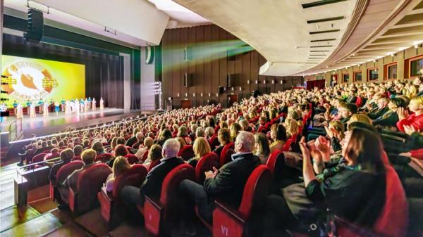 2025年1月19日下午,美国神韵国际艺术团在波兰罗兹大剧院(Grand Theater in Łódź)第四场演出座无虚席。(Epochtimes)