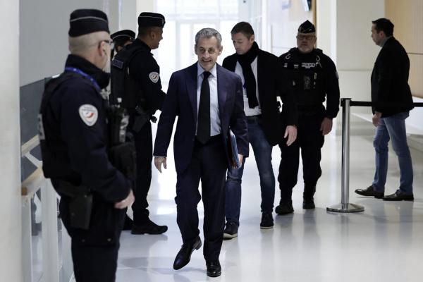 2025年2月10日，法国前总统萨科齐（中）抵达巴黎法院。（STEPHANE DE SAKUTIN/AFP via Getty Images）