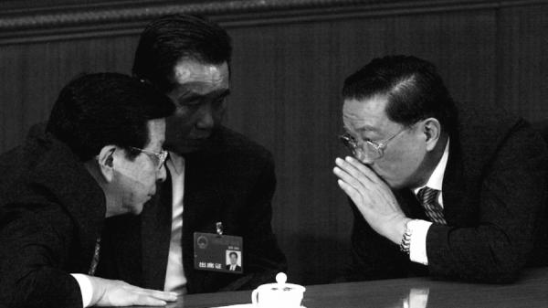 曾庆红(左),贾庆林(中),吴官正(右)。