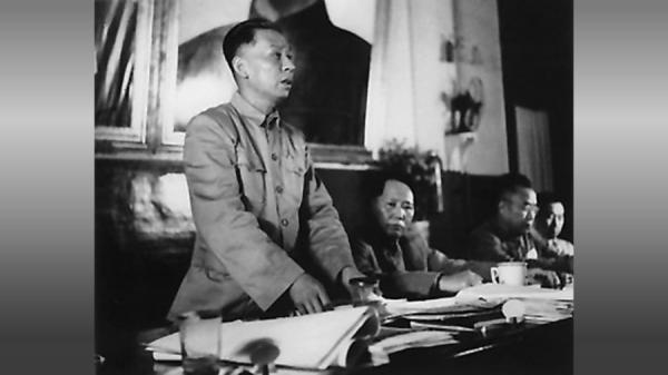 1950年刘少奇在中共七届三中全会上对土地改革的报告。（图片来源：公有领域）