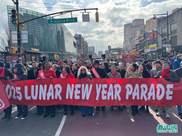 2025年2月1日，中国新年乙巳年大年初四，在纽约最大华人居住区法拉盛，纽约市举行庆贺中国新年大游行。（看中国摄影：柳笛）
