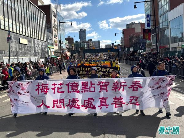 ​​​​​​​2025年2月1日，中国新年乙巳年大年初四，在纽约最大华人居住区法拉盛，纽约市举行庆贺中国新年大游行。（看中国摄影：柳笛）