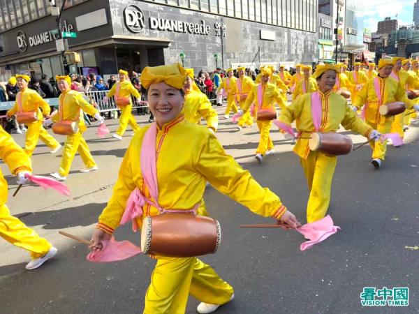 ​​​​​​​2025年2月1日，中国新年乙巳年大年初四，在纽约最大华人居住区法拉盛，纽约市举行庆贺中国新年大游行。（看中国摄影：柳笛）