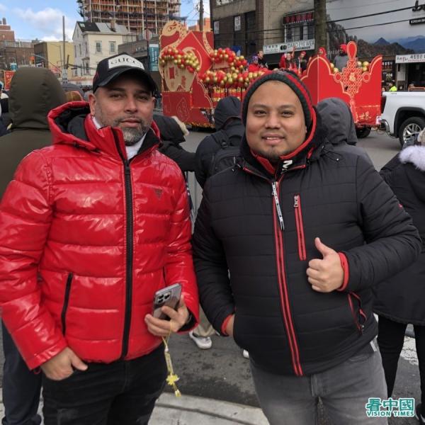 右边为在纽约曼哈顿世貿大廈做管理員的霍米爾頓-安德拉德（Homilton Andrade）（看中国摄影：Ryan）