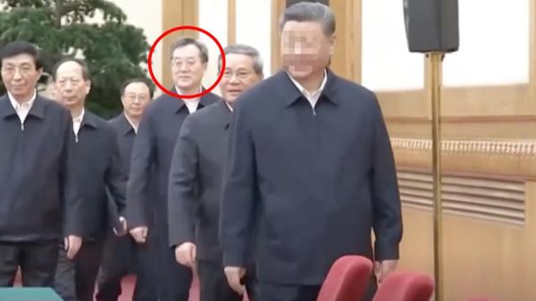 2月17日召开的民营企业座谈会有重大看点,习近平临时换稿以及丁薛祥一瘸一拐出场。(视频截图)