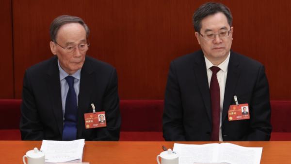 前中国国家副主席王岐山（左）和政治局常委丁薛祥（右）于 2023 年 3 月 5 日出席第十四届全国人民代表大会第一次会议开幕式。（图片来源：Lintao Zhang/Getty Images ）