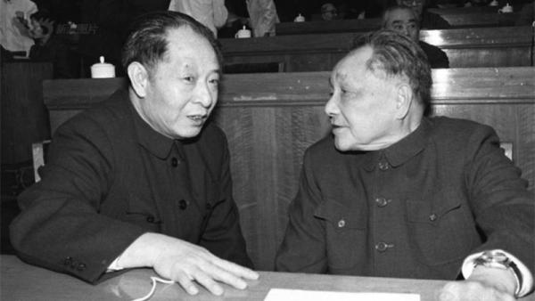胡耀邦（左）拿出一份铅印的《口头汇报提纲（草稿）》，决议的题目改为《关于建国以来的党的若干历史问题和历史经验的决议》，被邓小平当场否决。（网络图片）