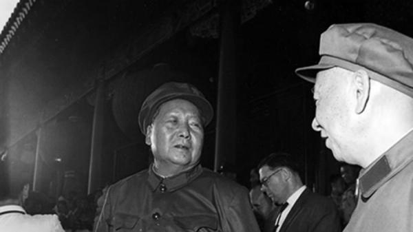 1966年9月15日，毛泽东与刘少奇在天安门城楼上交谈。（图片来源：公有领域）