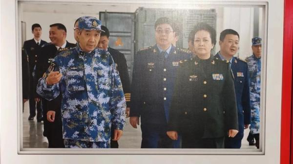 彭丽媛的“中央军委干部考评委员会专职委员”头衔疑似暴露了她的军阶。(视频截图)