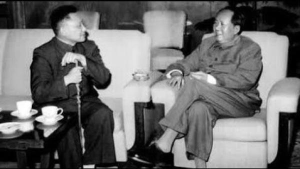 邓小平搞《决议》的核心是确立毛泽东的历史地位。图为邓小平（左）和毛泽东。（网络图片）。