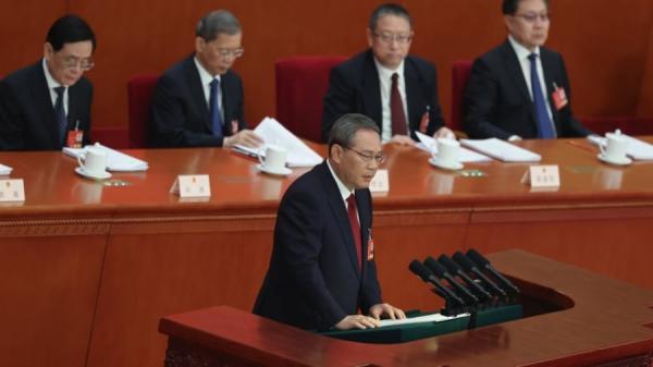 2025年3月5日,中共国务院总理李强在中国北京人民大会堂举行的全国人民代表大会开幕式上发表演说。(Getty Images)