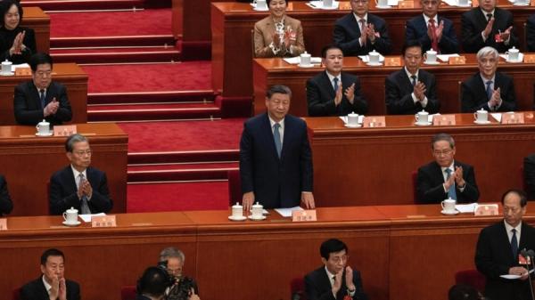 2025年3月4日，中共党魁习近平（中）参加在人民大会堂举行的政协开幕式。（图片来源：Kevin Frayer/Getty Images）
