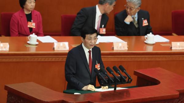 2025年3月4日,中国人民政治协商会议第十四届三次会议在北京人民大会堂开幕,全国政协主席王沪宁在开幕式上作报告。(图片来源:Lintao Zhang/Getty Images)