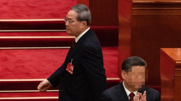 2025年3月5日,中共国务院总理李强在中国北京人民大会堂举行的全国人民代表大会开幕式上走过并发表讲话时经过党魁习近平。(图片来源:Kevin Frayer/Getty Images)